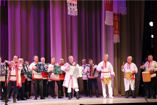 Работников культуры Чувашии поздравили 85 гармонистов