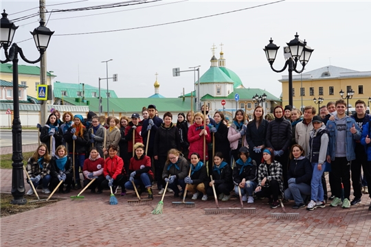 В рамках нацпроекта "Культура" студенты и преподаватели Чебоксарского художественного училища присоединились к Всероссийской акции, приуроченный дню заботы о памятниках истории и культуры