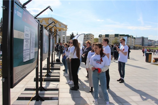 На Красной площади открылась фотовыставка, посвященная подвигу строителей Сурского рубежа