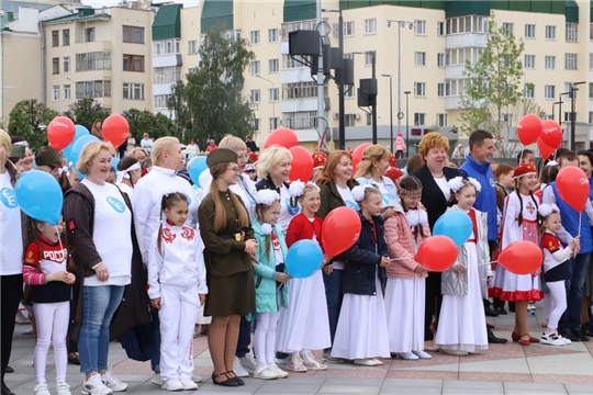 В Чебоксарах на Красной площади 1 июня состоялся песенный флешмоб «Давайте споемте, друзья!»
