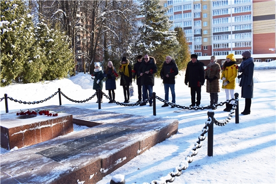 Возложение цветов у мемориала ко Дню защитника Отечества