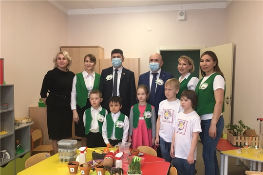 Сергей Артамонов побывал в агролаборатории детского сада №4 города Цивильск