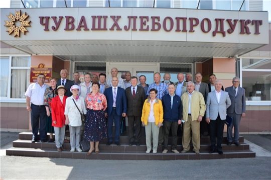 Сергей Артамонов в АО «Чувашхлебопродукт» встретился с ветеранами АПК  – членами волонтерского альянса «АгроВыбор»