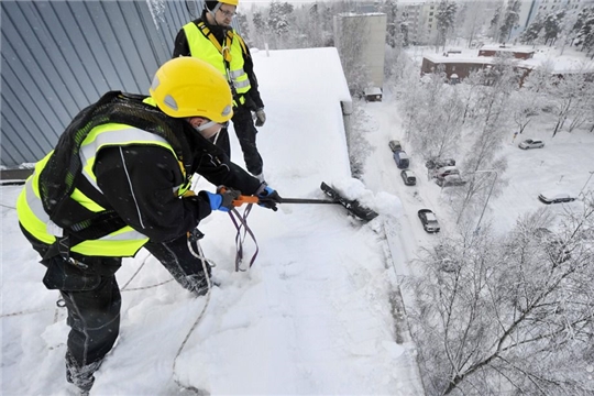 Соблюдение требований охраны труда при очистке крыш от снега