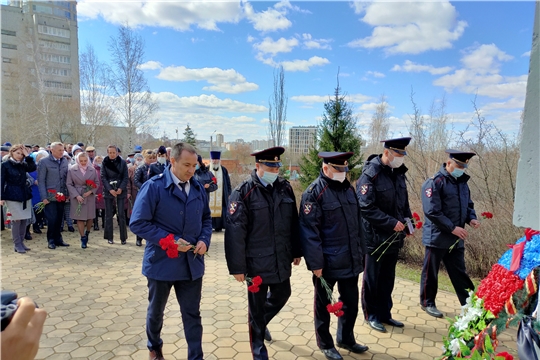 В Чебоксарах возложили цветы и отдали дань уважения ликвидаторам последствий Чернобыльской аварии