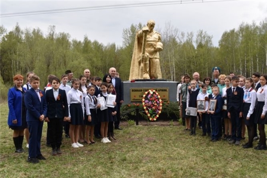 В Сятракасинском сельском поселении возложили цветы к памятникам участникам Великой отечественной войны