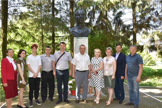 В память о своем славном земляке в парке Н.В. Никольского состоялось возложение цветов к бюсту Н.В. Никольского