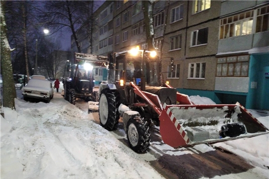 В Чебоксарах ведется работа по уборке снега, снежно-ледяных наростов