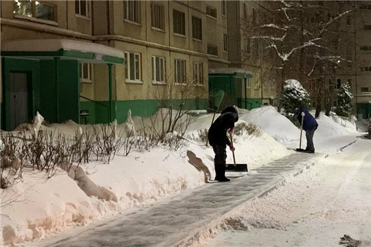 В Чебоксарах продолжается работа по своевременной уборке снега