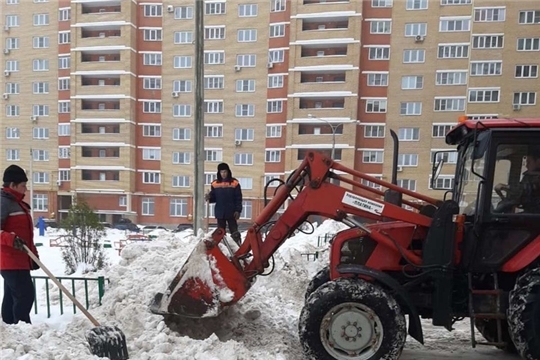 В Чебоксарах продолжается уборка рыхлого снега и снежно-ледяных наростов
