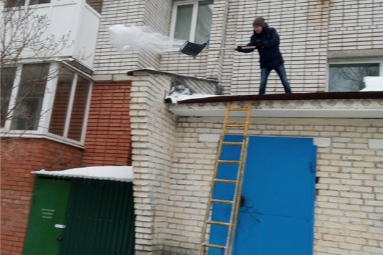 Работники жилищно-коммунального хозяйства с самого утра приступили к уборке снега