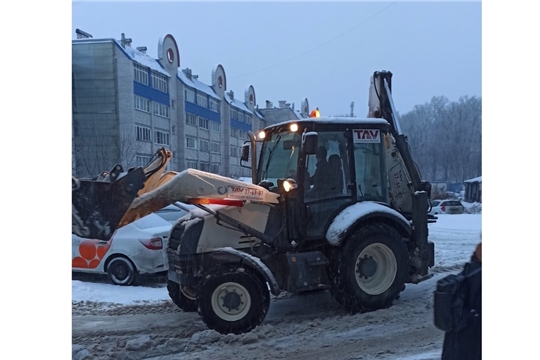 Работники жилищно-коммунального хозяйства с самого утра приступили к уборке снега