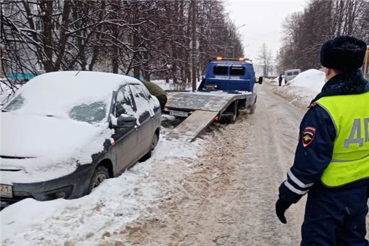 В Чебоксарах проведен межведомственный рейд по перемещению автомобилей, препятствующих механизированной уборке снега