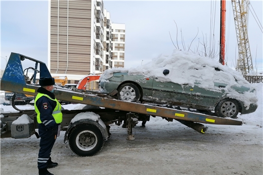 В Чебоксарах продолжаются межведомственные рейды по эвакуации автомобилей, препятствующих механизированной уборке снега