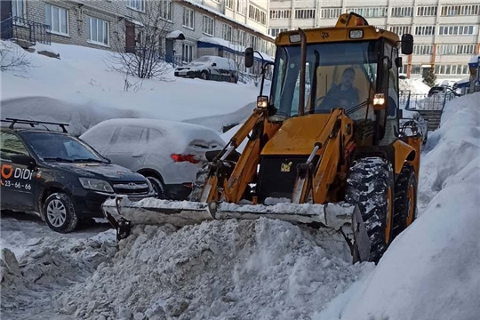 Работники ЖКХ мобилизовали силы для наведения чистоты и порядка после обильного снегопада