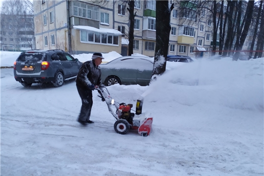 В Чебоксарах работники ЖКХ приступили к уборке снега