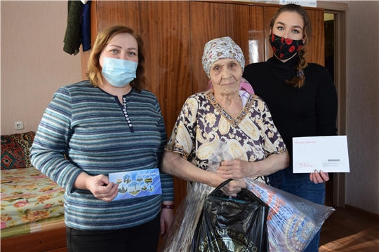 Галина Демьяновна Шивалова принимает поздравления по случаю 90-летнего юбилея