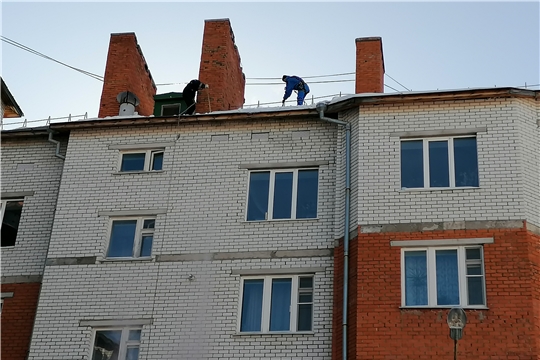 В Чебоксарах продолжается работа по очистке крыш от снега и снежно-ледяных наростов
