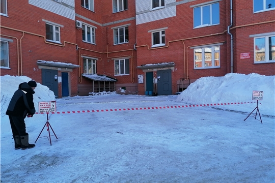 В Чебоксарах продолжается работа по очистке крыш от снега и снежно-ледяных наростов