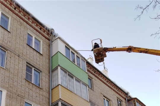 В Чебоксарах налажена работа по очистке крыш от снега, снежно-ледяных наростов