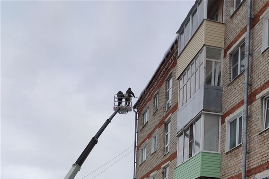 В Чебоксарах продолжается работа по очистке кровель от снега и снежно-ледяных наростов