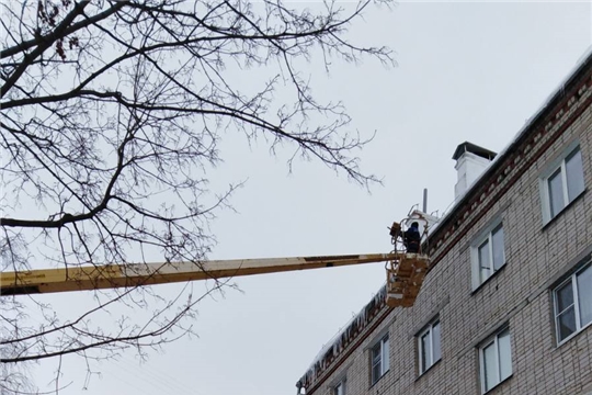 В Чебоксарах продолжается работа по очистке кровель от снега и снежно-ледяных наростов