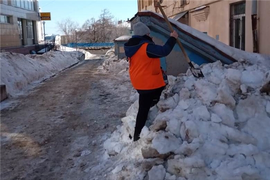 В Чебоксарах продолжается работа по устранению снежно-ледяных наростов и ворошению снега