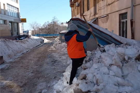 В Чебоксарах продолжается работа по устранению снежно-ледяных наростов и ворошению снега