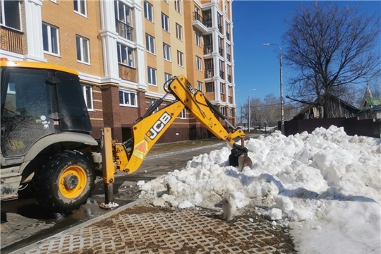 Работники жилищно-коммунального блока приводят город Чебоксары в порядок после долгой зимы