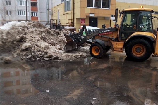 Работники жилищно-коммунального блока приводят Чебоксары в порядок после долгой зимы