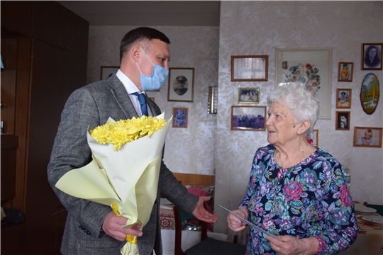 Их труд благороден: представителей старшего поколения поздравили с 90-летним юбилеем