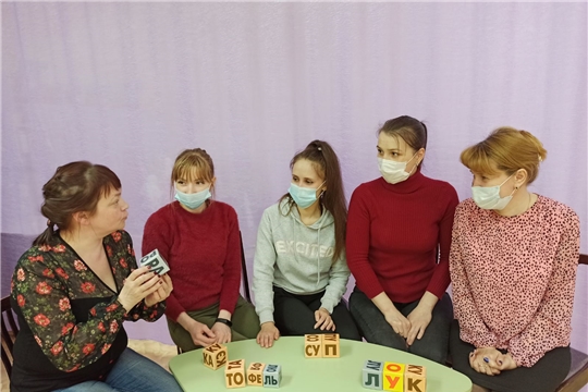 Мастерская семейного опыта «Обучение чтению, играя» организована для родителей детского сада № 22