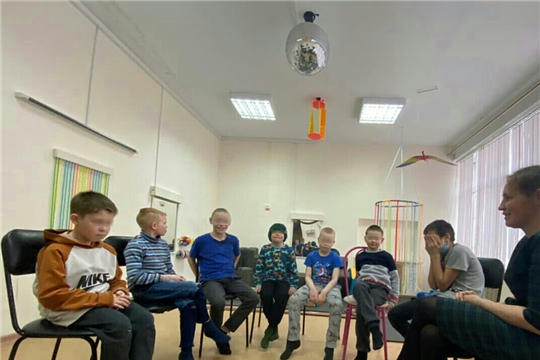 В работе с несовершеннолетними психологи используют индивидуальные и групповые беседы
