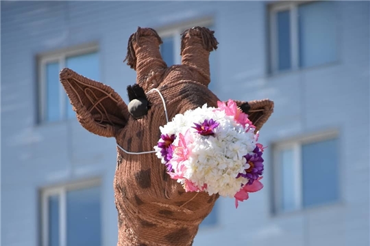 К Международному дню защиты детей в Чебоксарах установили полюбившийся арт-объект (Жирафа)