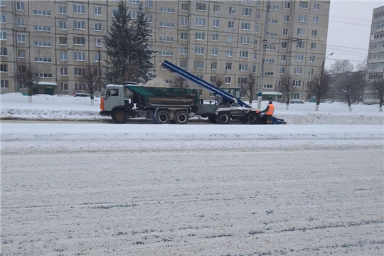 В Новочебоксарске в усиленном режиме продолжается уборка снега