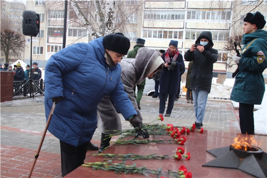 В честь 77-летия снятия блокады Ленинграда новочебоксарцы возложили цветы к Вечному огню