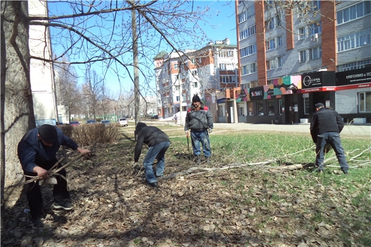 В рамках проведения санитарно-экологической уборки территории Новочебоксарска, активные жители ТОС «Юраковский» начали уборку придомовых территорий