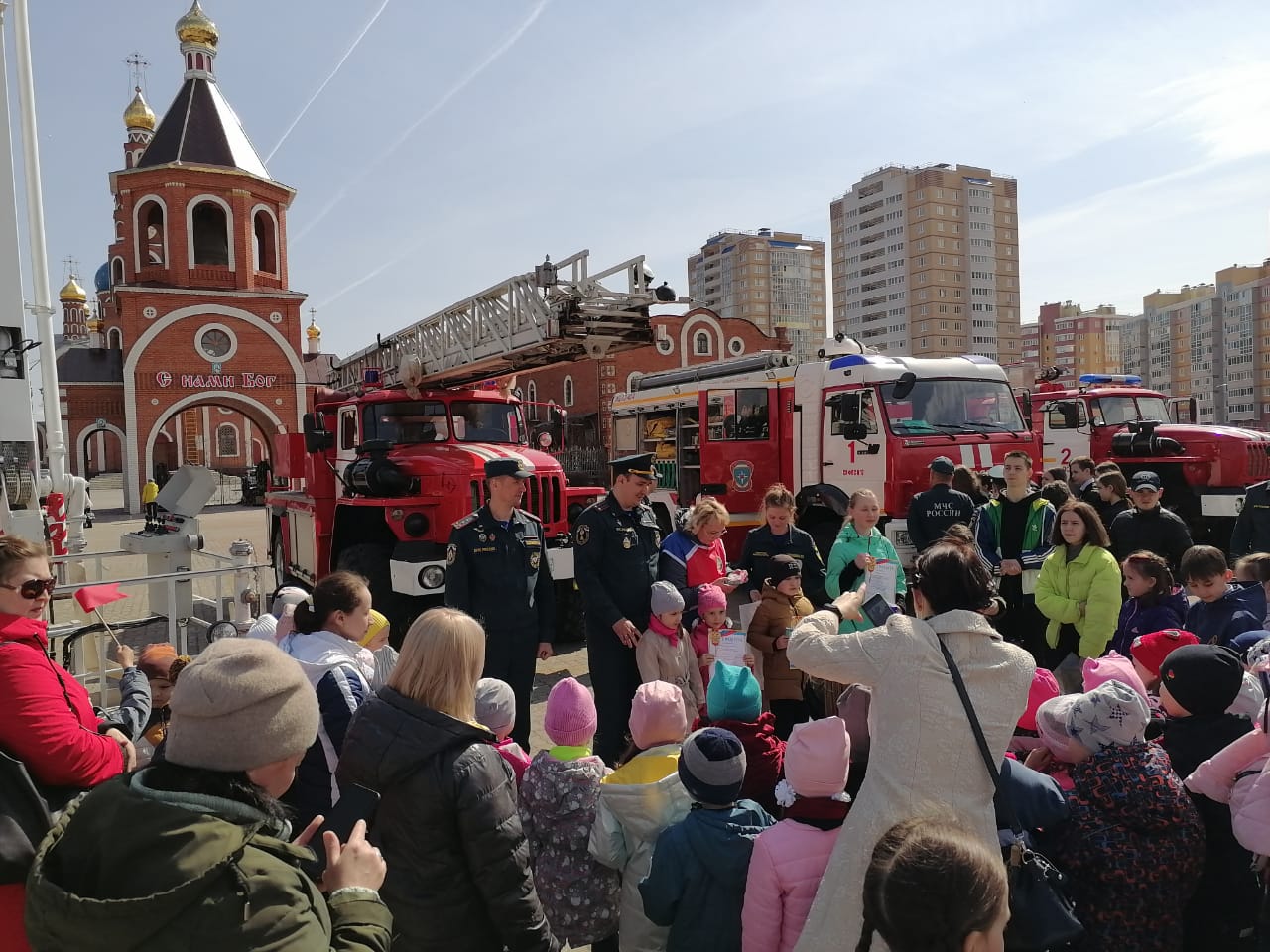 На территории Соборной площади города Новочебоксарска в честь Дня пожарной  охраны была организована выставка пожарных машин | г. Новочебоксарск  Чувашской Республики