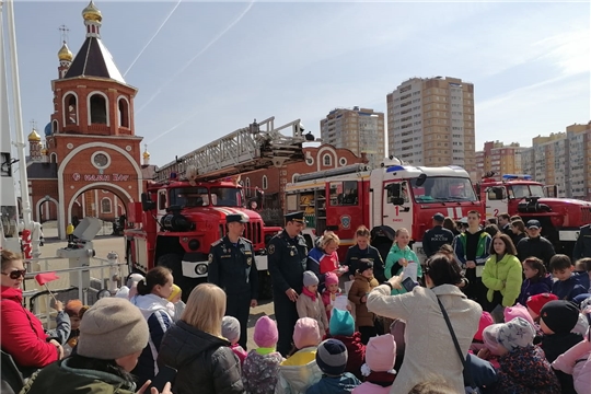 На территории Соборной площади города Новочебоксарска в честь Дня пожарной охраны была организована выставка пожарных машин