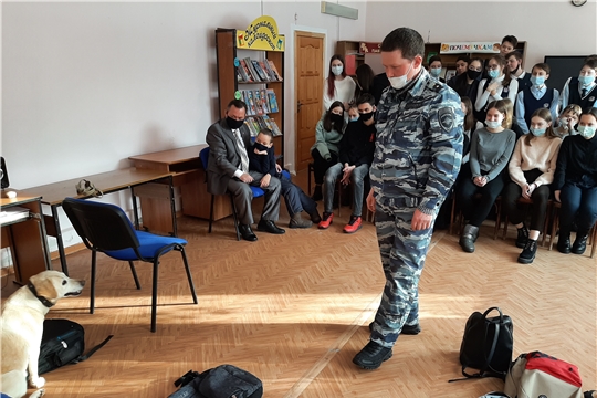 В Чебоксарах общественник и сотрудники транспортной полиции провели встречу с читателями молодежной библиотеки