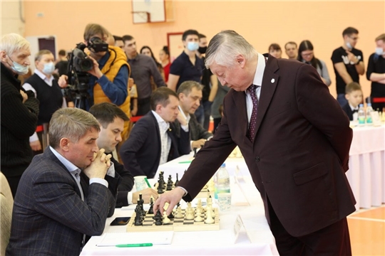 Анатолий Карпов провел в Чувашии сеанс одновременной игры, «Советская Чувашия»
