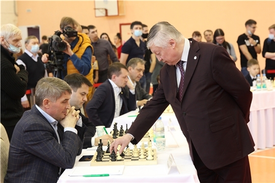 Олег Николаев принял участие в сеансе одновременной игры с многократным чемпионом мира по шахматам Анатолием Карповым