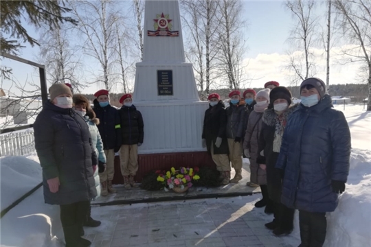 Возложение цветов к памятнику павшим в годы Великой Отечественной войны 1941-1945 г.г