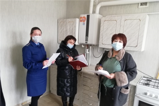 Прокуратурой Шемуршинского района проводится проверка качества и состояния предоставленного жилья сиротам