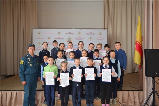 Сотрудники МЧС проводят открытые уроки  по «Основам безопасности жизнедеятельности»  в образовательных учреждениях Шемуршинского района