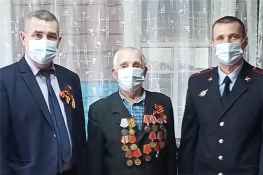 В преддверии празднования Дня Победы сотрудники отделения полиции по Шемуршинскому району посетили ветеранов Великой Отечественной войны
