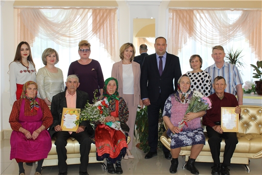 В рамках празднования Международного дня семьи сегодня в отделе ЗАГС администрации Шемуршинского района прошло чествование юбиляров семейной жизни.