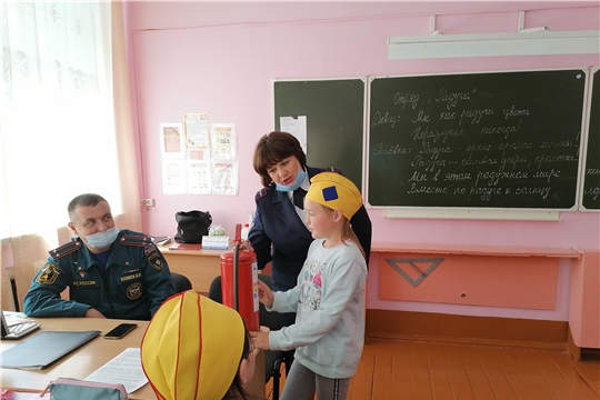 Сотрудники МЧС посетили пришкольный лагерь  МБОУ «Карабай  - Шемуршинская СОШ» 