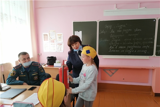 Сотрудники МЧС посетили пришкольный лагерь  МБОУ «Карабай  - Шемуршинская СОШ»