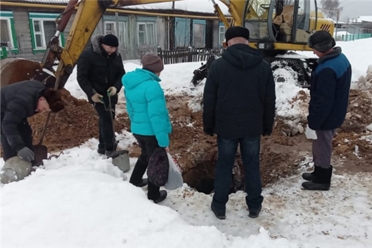 В деревне Шумерля устранили прорыв на магистрали холодного водоснабжения
